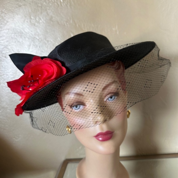 FESTIVE 1960s\' BLACK STRAW HAT WITH LARGE BOW AND RED FABRIC \